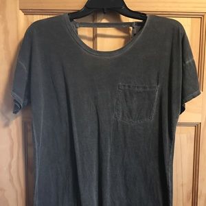 Loose fitting open back tee. Grayish/black